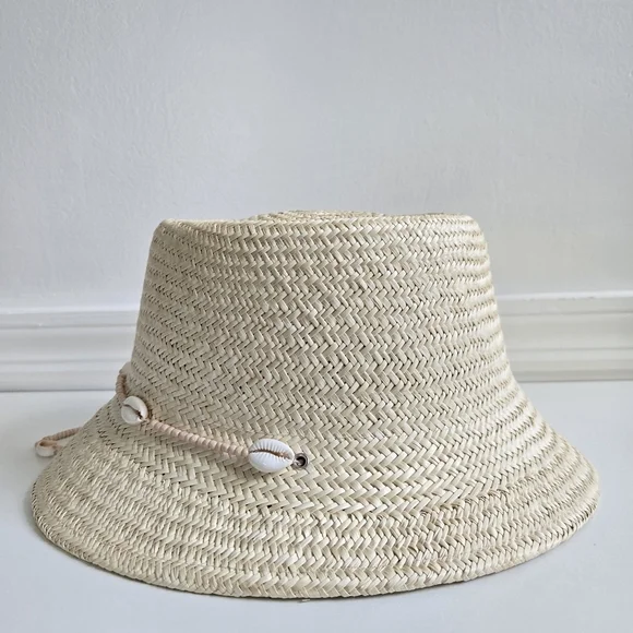New Wyeth Seashell-Embellished Chin Strap Natural Straw Bucket Hat One Size NWT